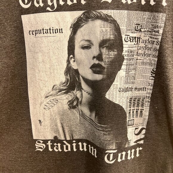 🖤 Taylor Swift “Reputation Stadium Tour” Concert Tee – Vintage Style - Picture 3 of 5